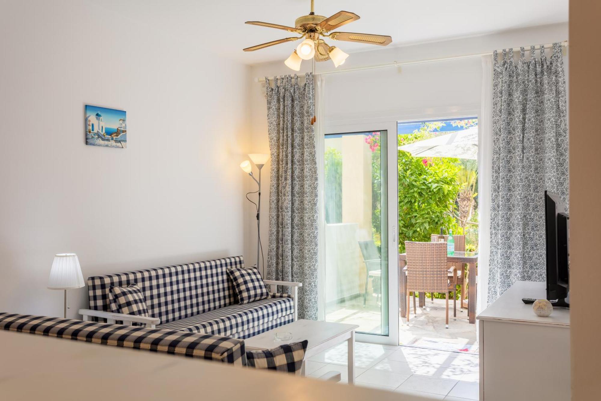 Regina Gardens Lovely Apartment Paphos Exterior photo