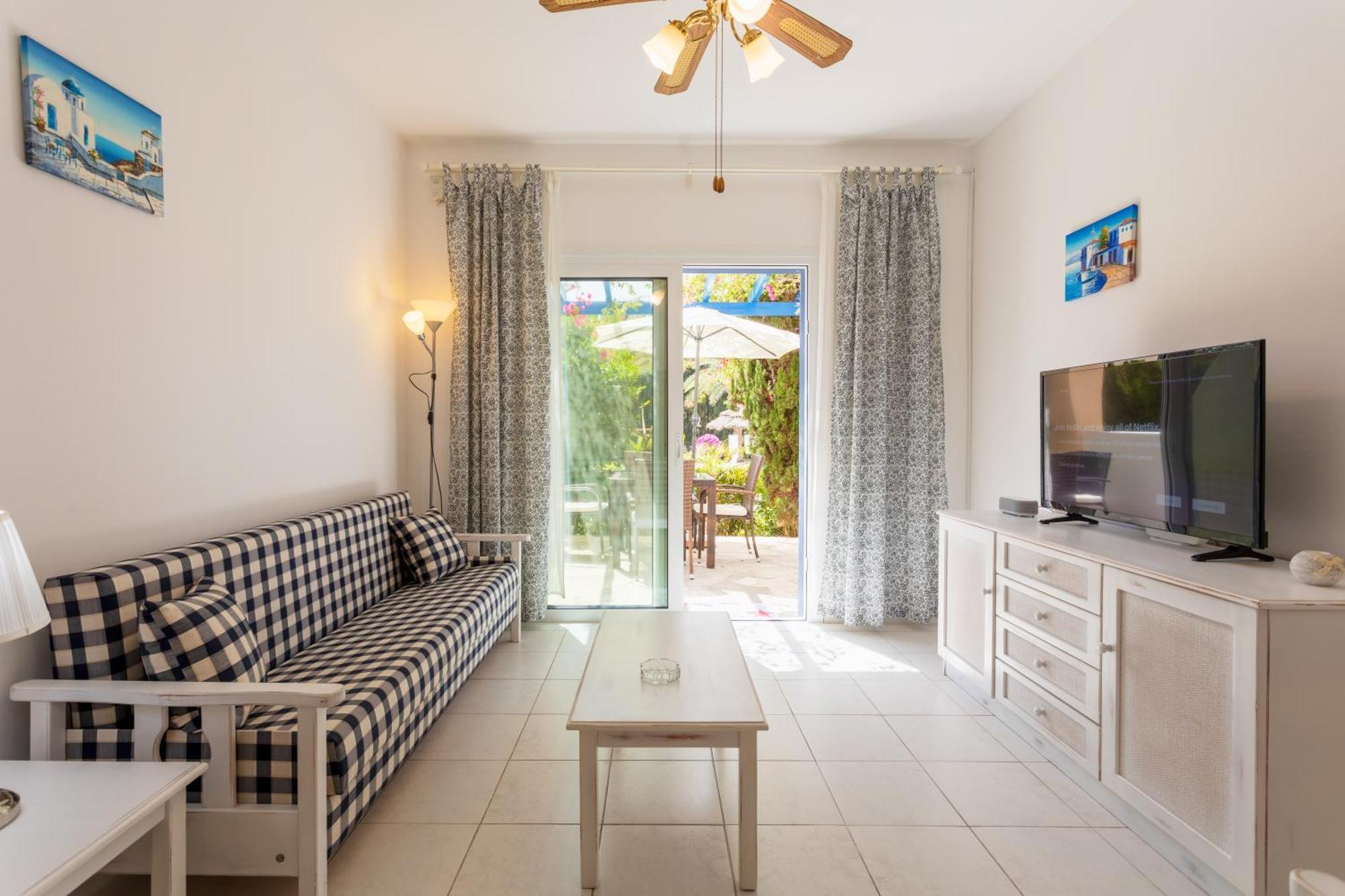 Regina Gardens Lovely Apartment Paphos Exterior photo